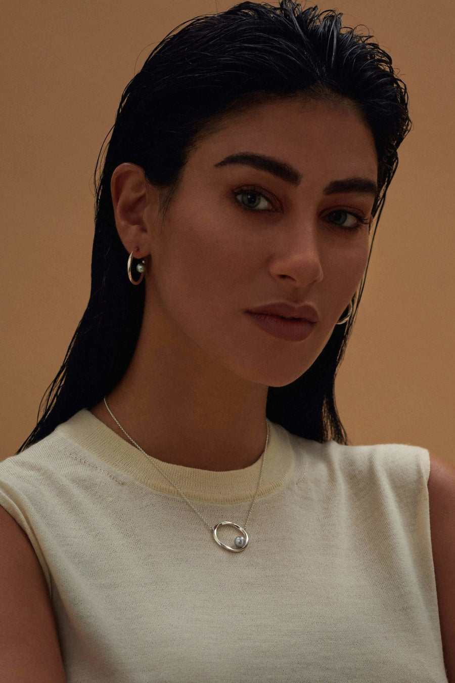 Salha Earrings Gold + White Pearl - Atelier Té